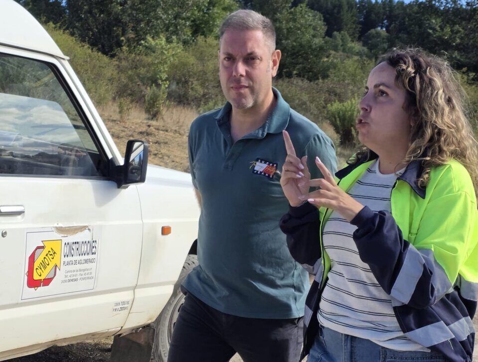 Funcionarios del Ayuntamiento de Ponferrada discutiendo sobre obras en el Camino Vikera.