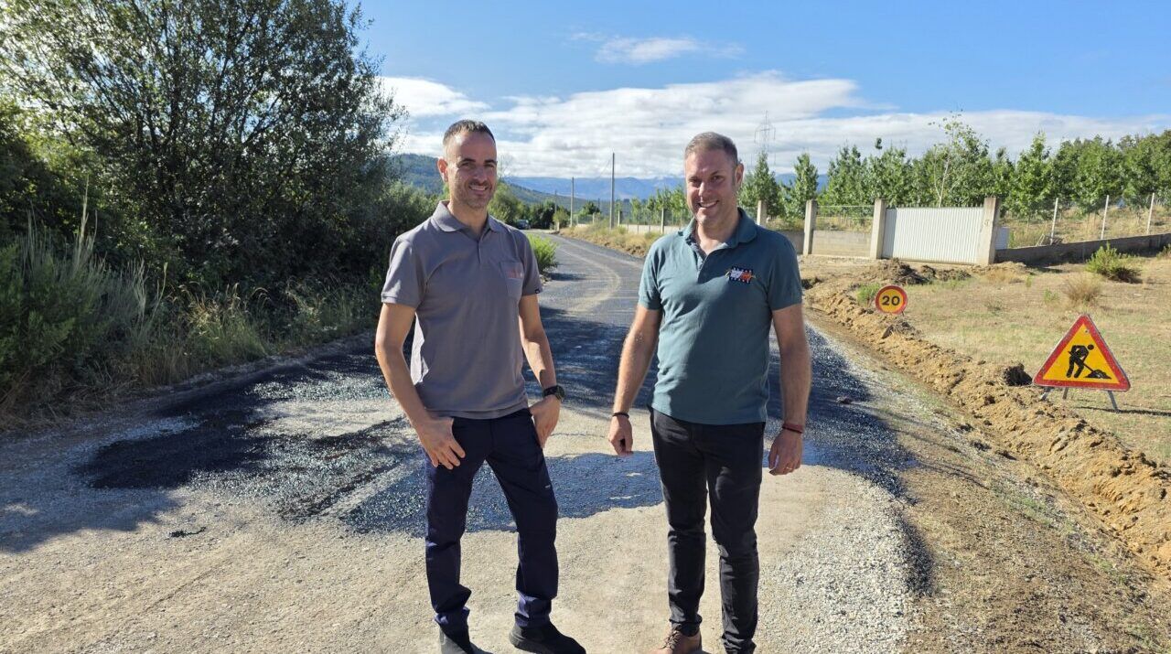 Dos hombres posando junto a una carretera en obras en Ponferrada.