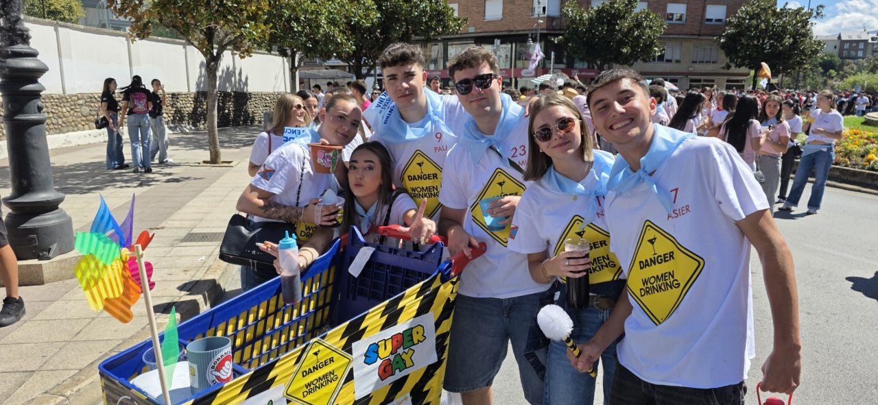 Grupo de jóvenes celebrando en la III Concentración de Peñas en Ponferrada