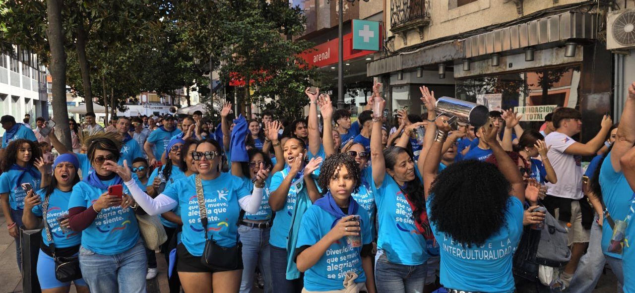 Multitud de personas con camisetas azules en celebración en Ponferrada