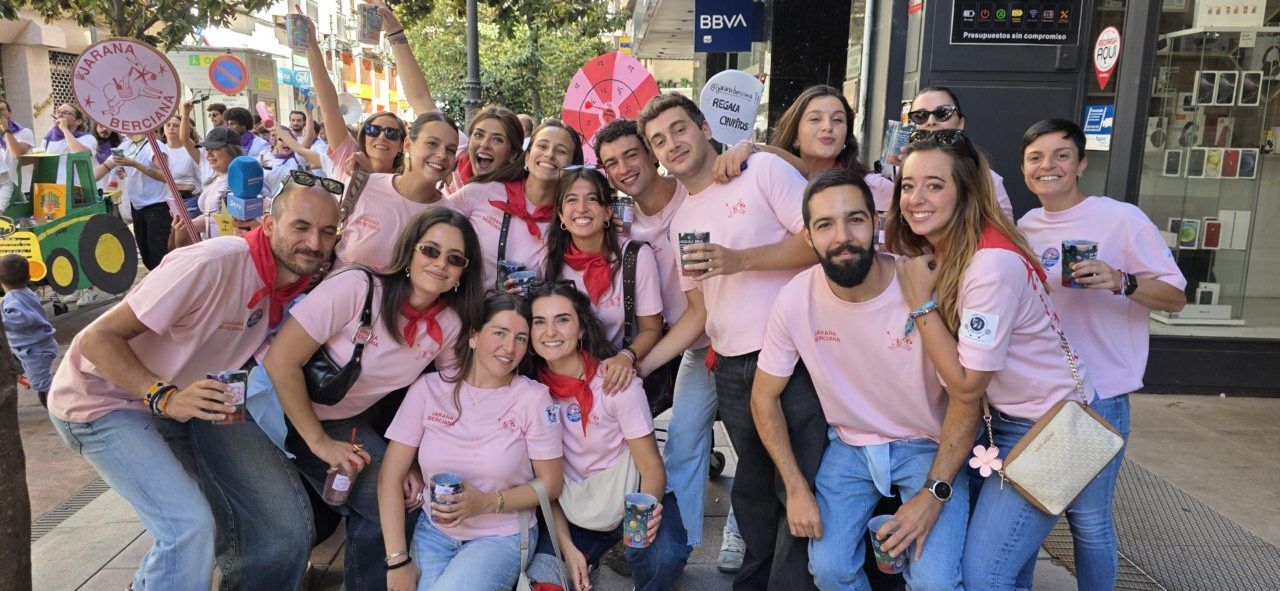 Grupo de personas celebrando en la III Concentración de Peñas en Ponferrada