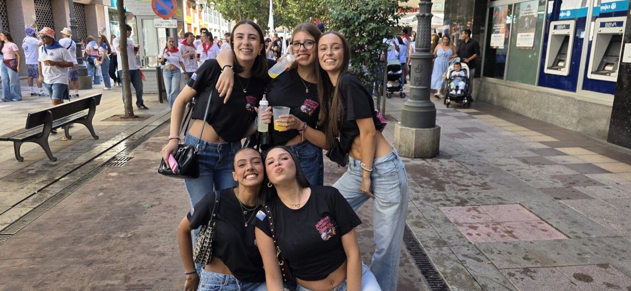 Grupo de jóvenes disfrutando en la III Concentración de Peñas en Ponferrada