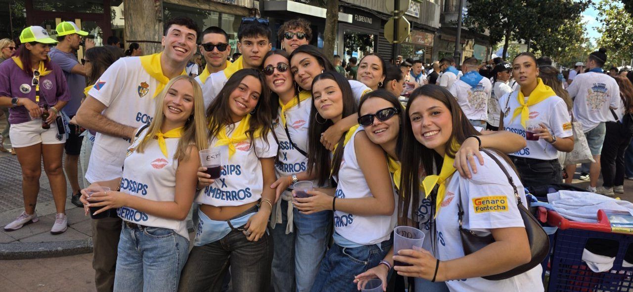 Grupo de jóvenes celebrando en la III Concentración de Peñas en Ponferrada