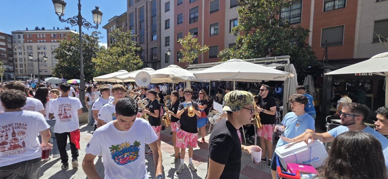 Multitud de personas en la III Concentración de Peñas en Ponferrada