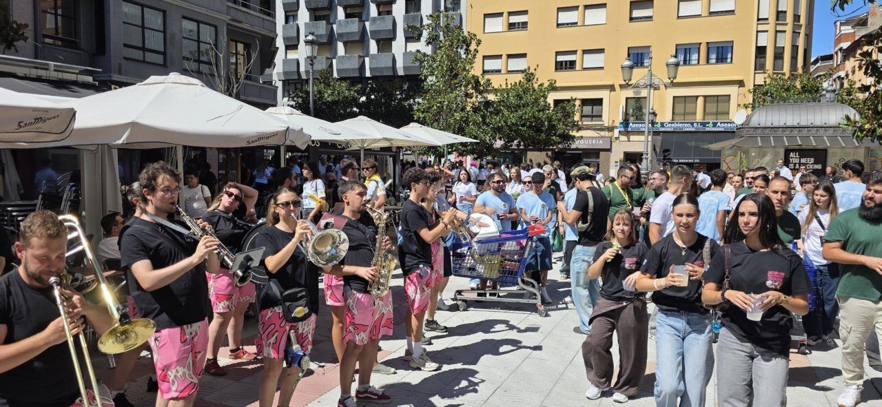 Grupo de personas en la III Concentración de Peñas en Ponferrada