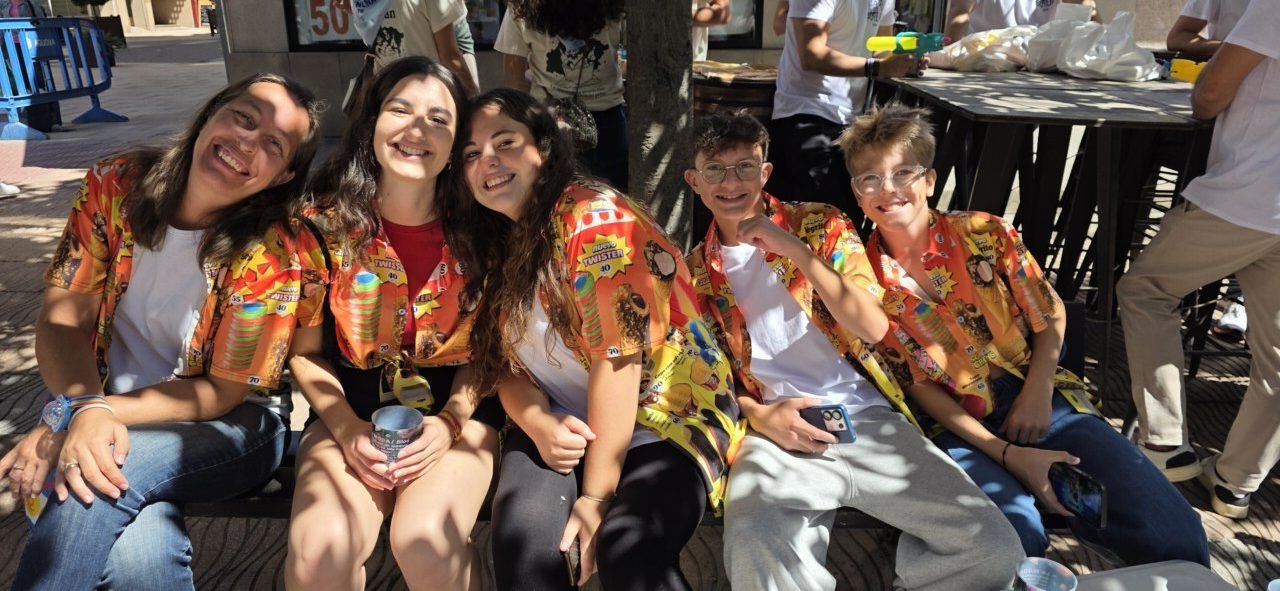 Grupo de jóvenes sonriendo en la III Concentración de Peñas en Ponferrada