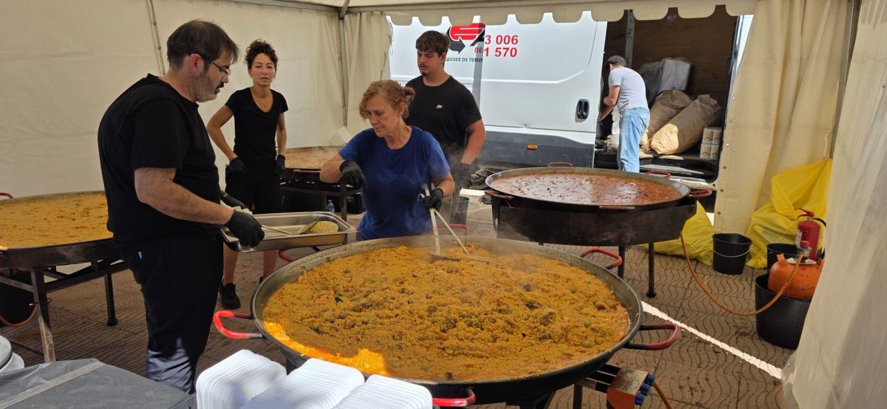 Personas cocinando en la III Concentración de Peñas en Ponferrada