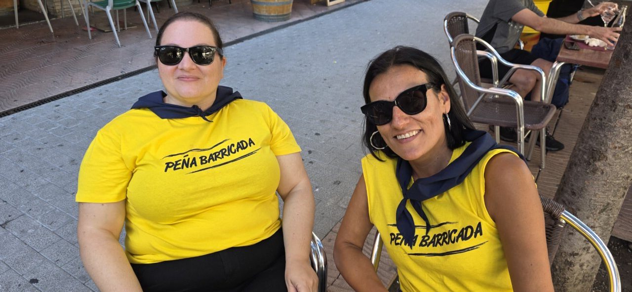 Dos mujeres sonrientes en la III Concentración de Peñas en Ponferrada