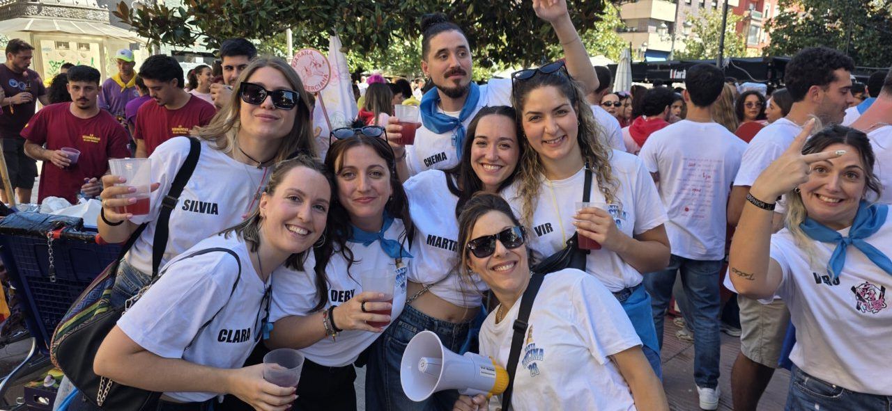 Grupo de amigos disfrutando en la III Concentración de Peñas en Ponferrada