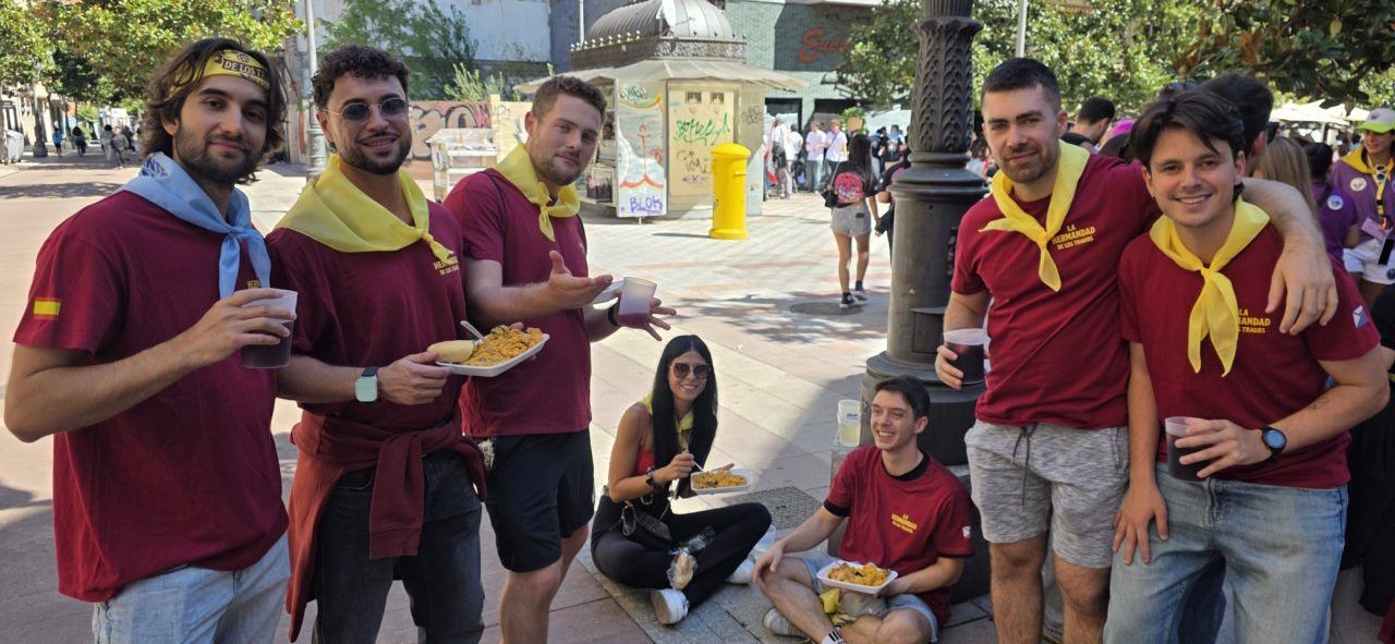 Grupo de amigos disfrutando en la III Concentración de Peñas en Ponferrada