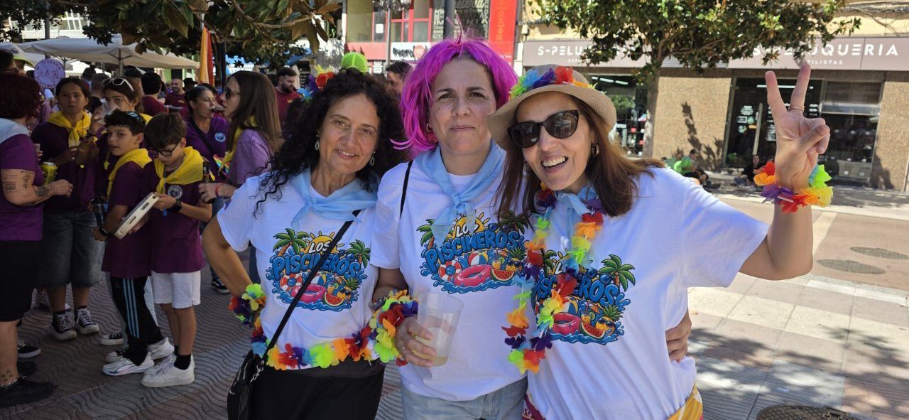 Tres mujeres sonrientes en la III Concentración de Peñas en Ponferrada