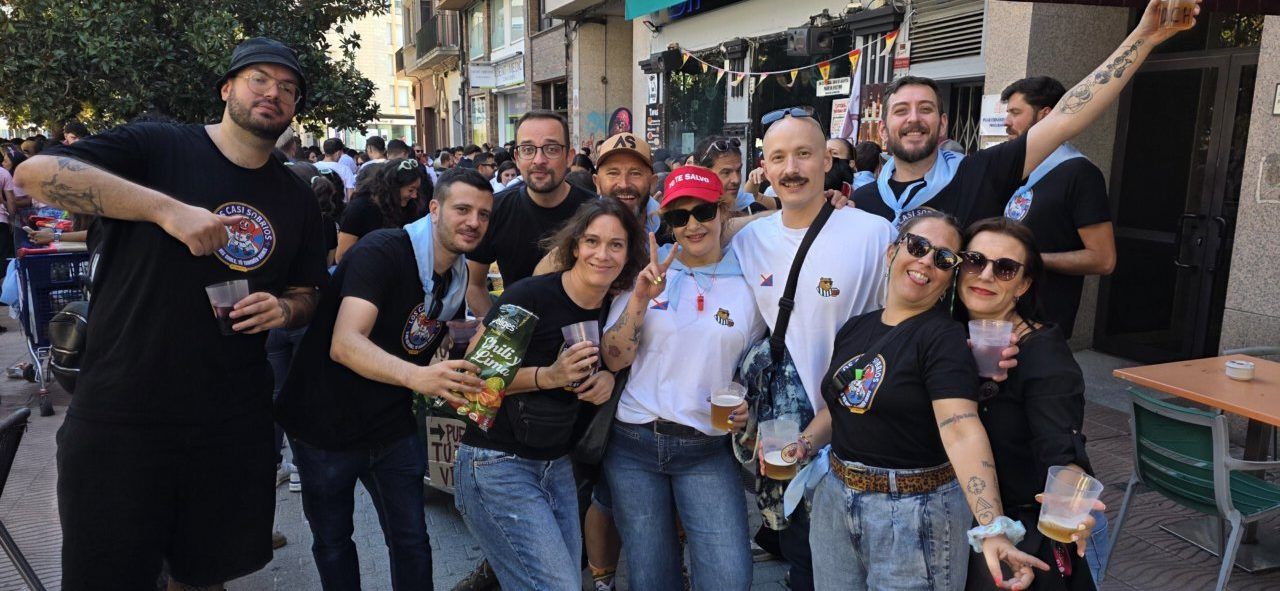 Grupo de personas celebrando en la III Concentración de Peñas en Ponferrada