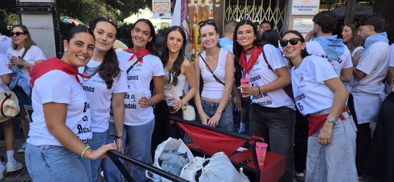 Grupo de jóvenes celebrando en la III Concentración de Peñas en Ponferrada