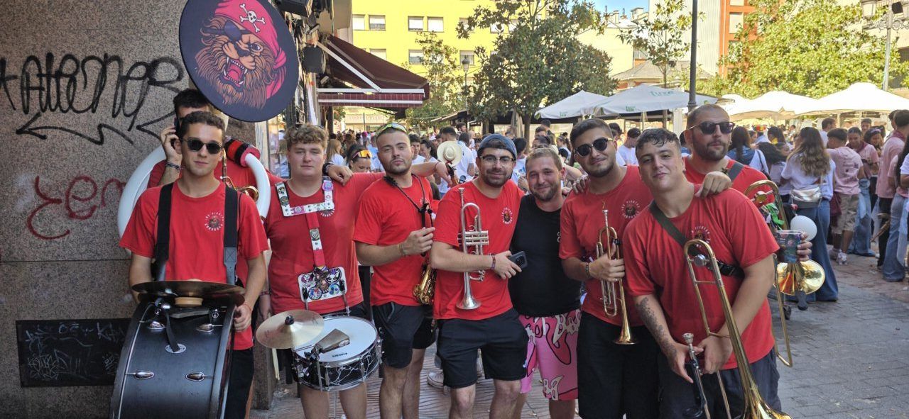 Grupo de músicos con instrumentos en la III Concentración de Peñas en Ponferrada