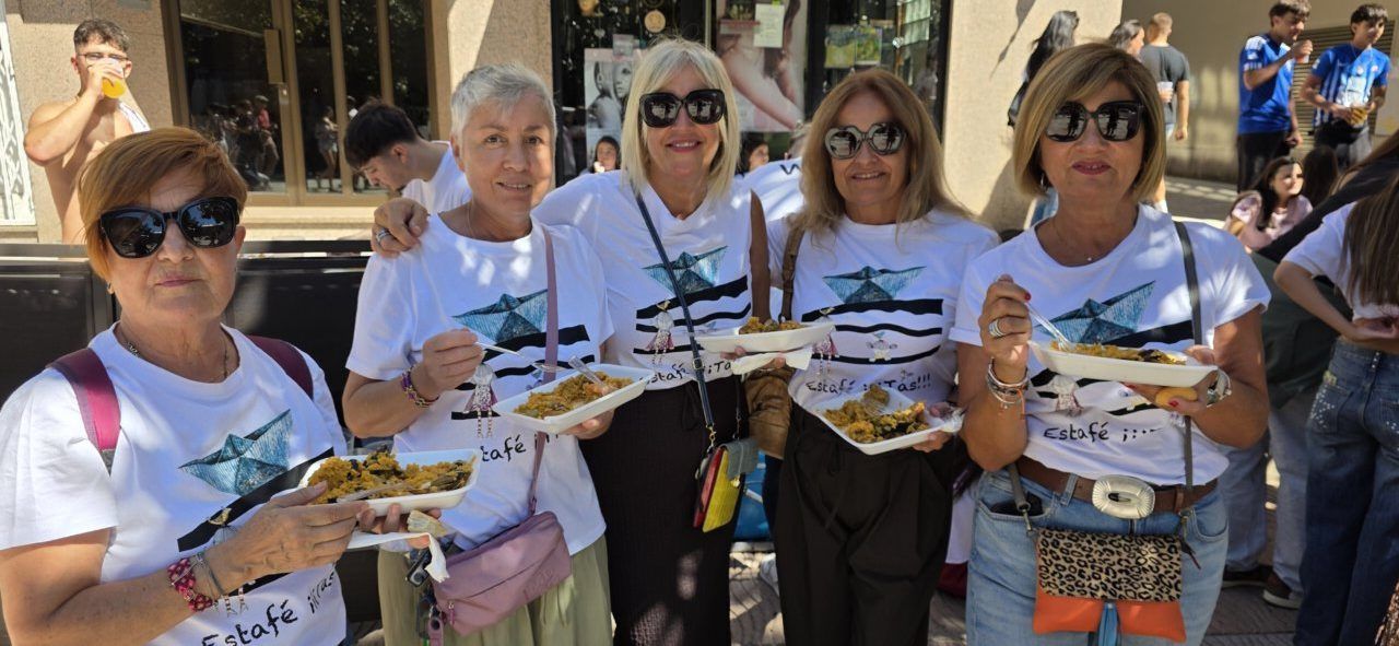 Grupo de mujeres disfrutando de comida en la III Concentración de Peñas