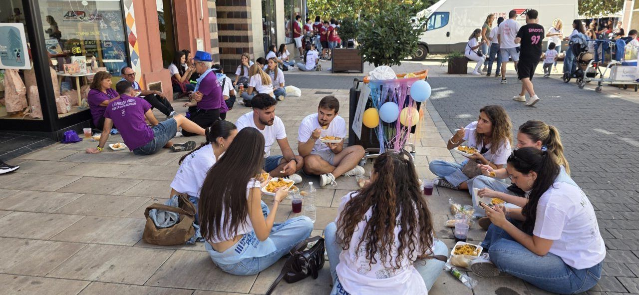 Grupo de jóvenes disfrutando de comida en la calle durante un evento