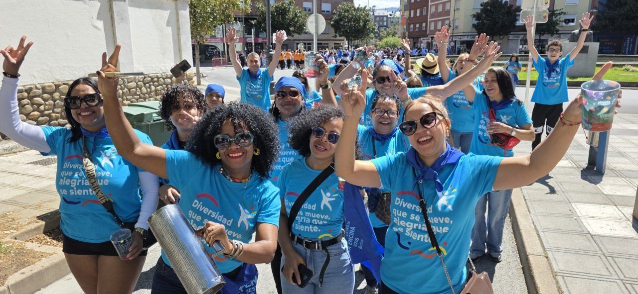 Grupo de personas celebrando en la III Concentración de Peñas en Ponferrada