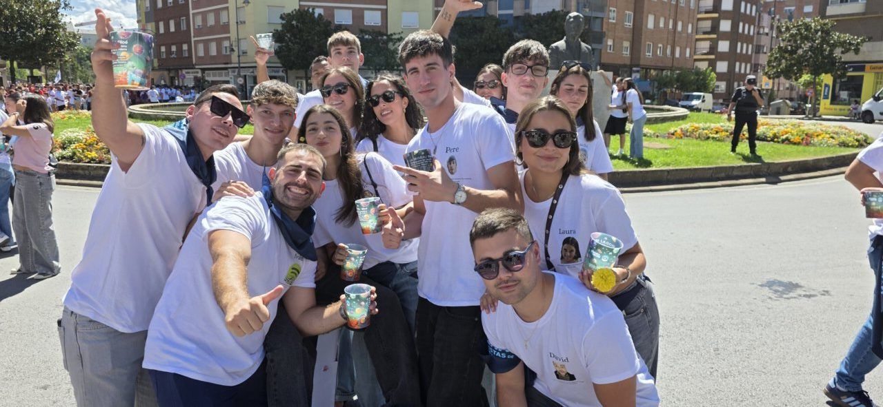 Grupo de jóvenes celebrando en la III Concentración de Peñas en Ponferrada
