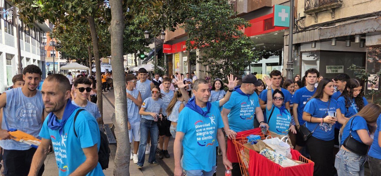 Participantes de la III Concentración de Peñas en Ponferrada con camisetas azules