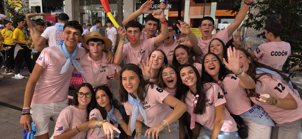 Grupo de jóvenes celebrando en la III Concentración de Peñas en Ponferrada