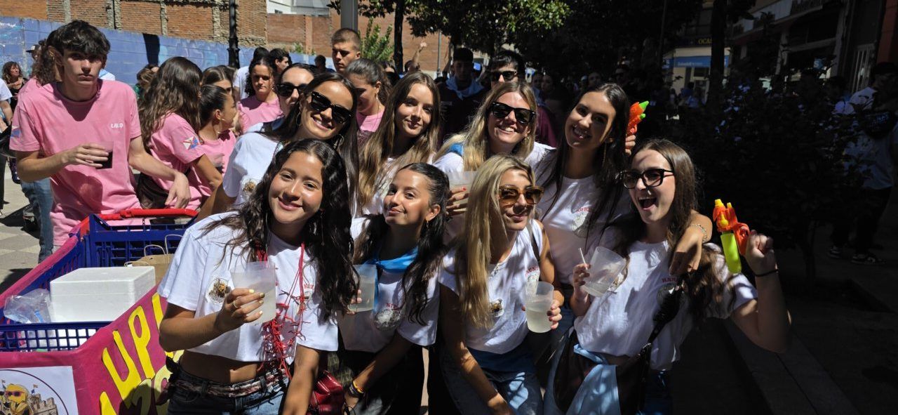 Grupo de jóvenes sonriendo en la III Concentración de Peñas en Ponferrada