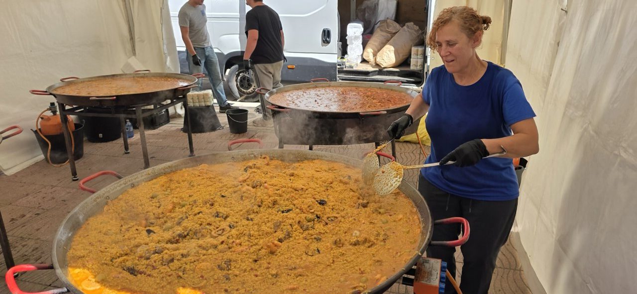 Mujer cocinando en la III Concentración de Peñas en Ponferrada