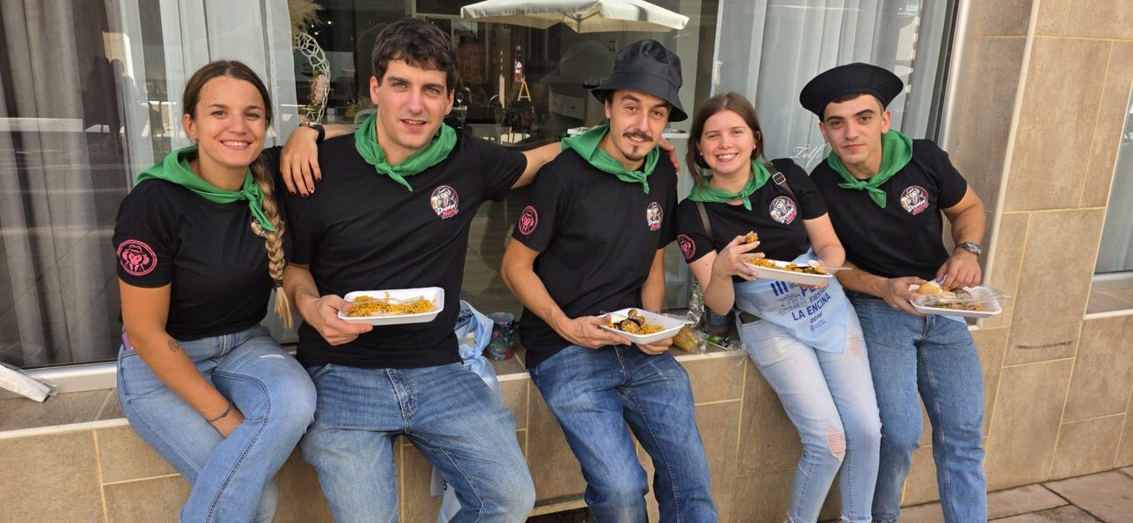 Grupo de jóvenes disfrutando de comida en la III Concentración de Peñas