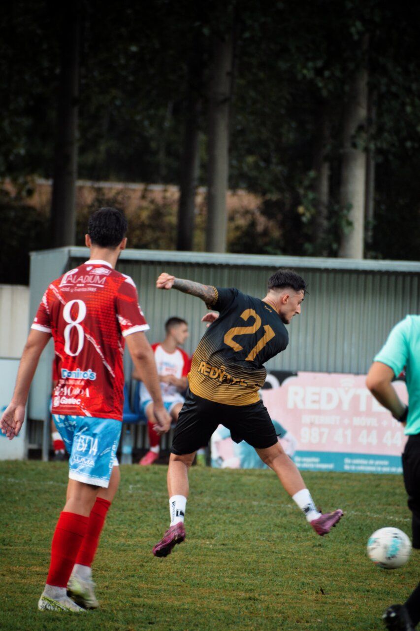 Jugadores de fútbol en el Torneo Solidario de Villadepalos