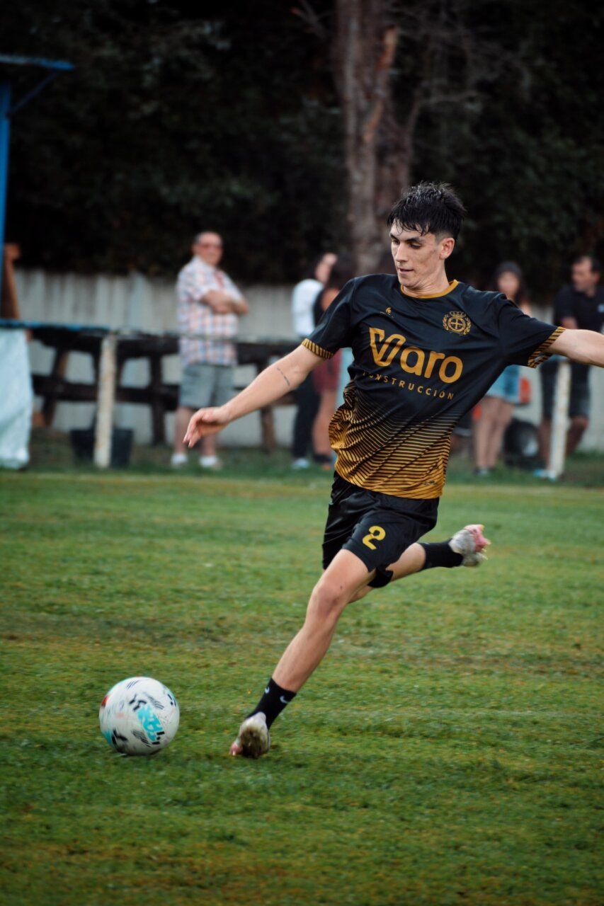 Jugador del C.D. Cubillos en acción durante el torneo solidario en Villadepalos