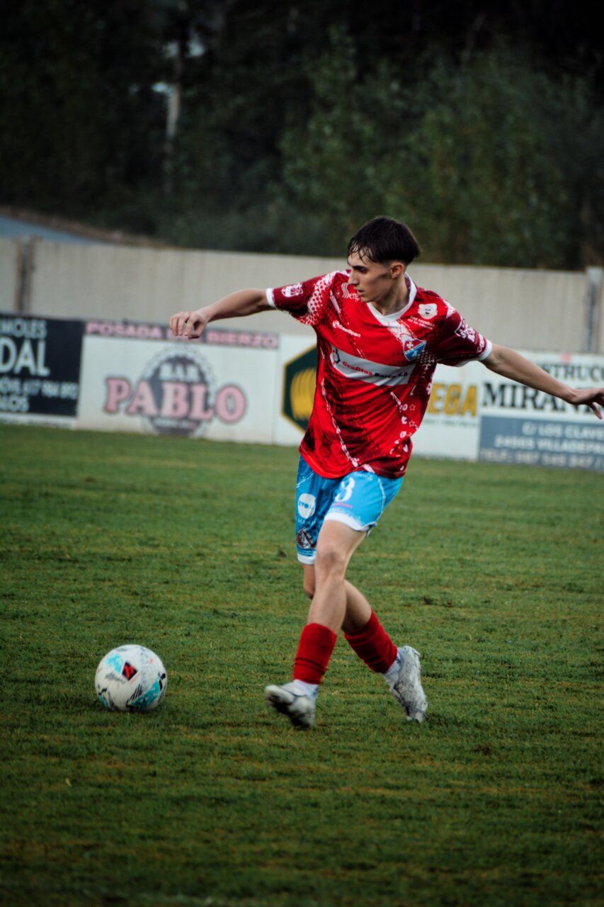 Jugador del C.D. Cubillos en acción durante el torneo solidario