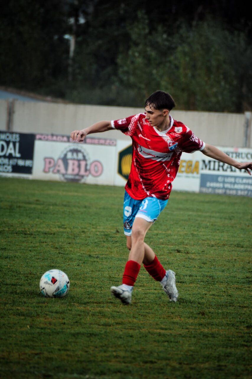 Jugador del C.D. Cubillos en acción durante el torneo solidario en Villadepalos
