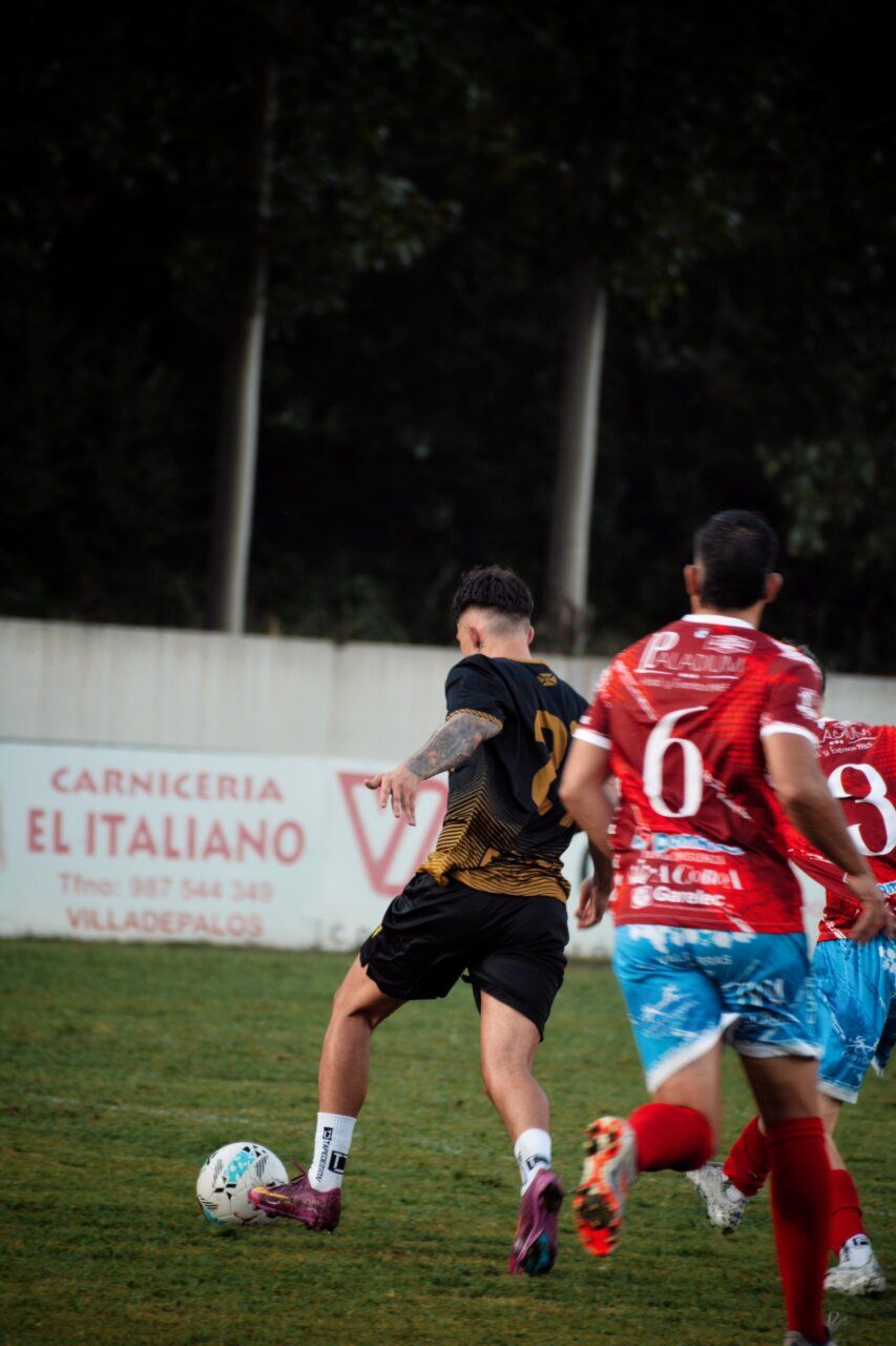 Jugadores en el Torneo Solidario de Villadepalos durante un partido