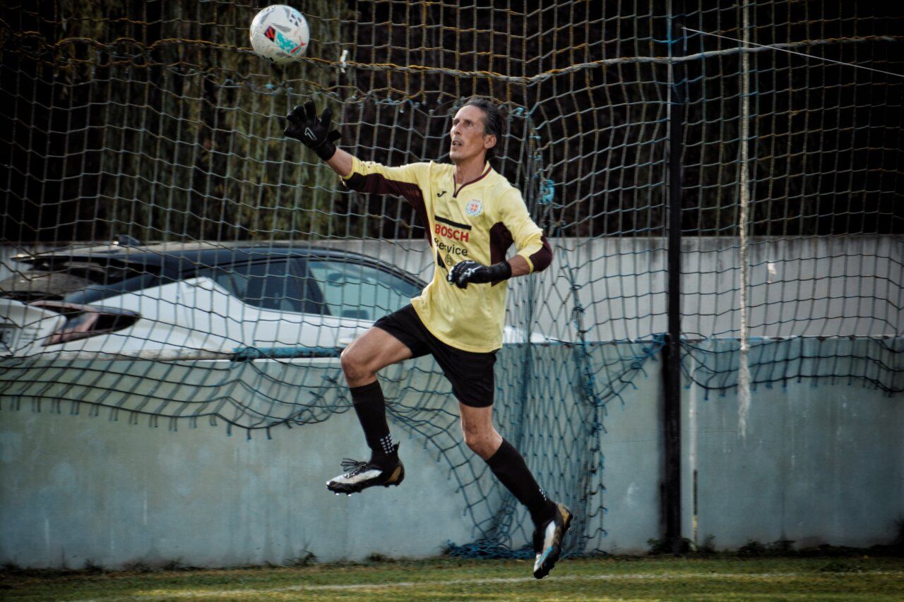 Portero lanzando el balón durante el torneo solidario en Villadepalos