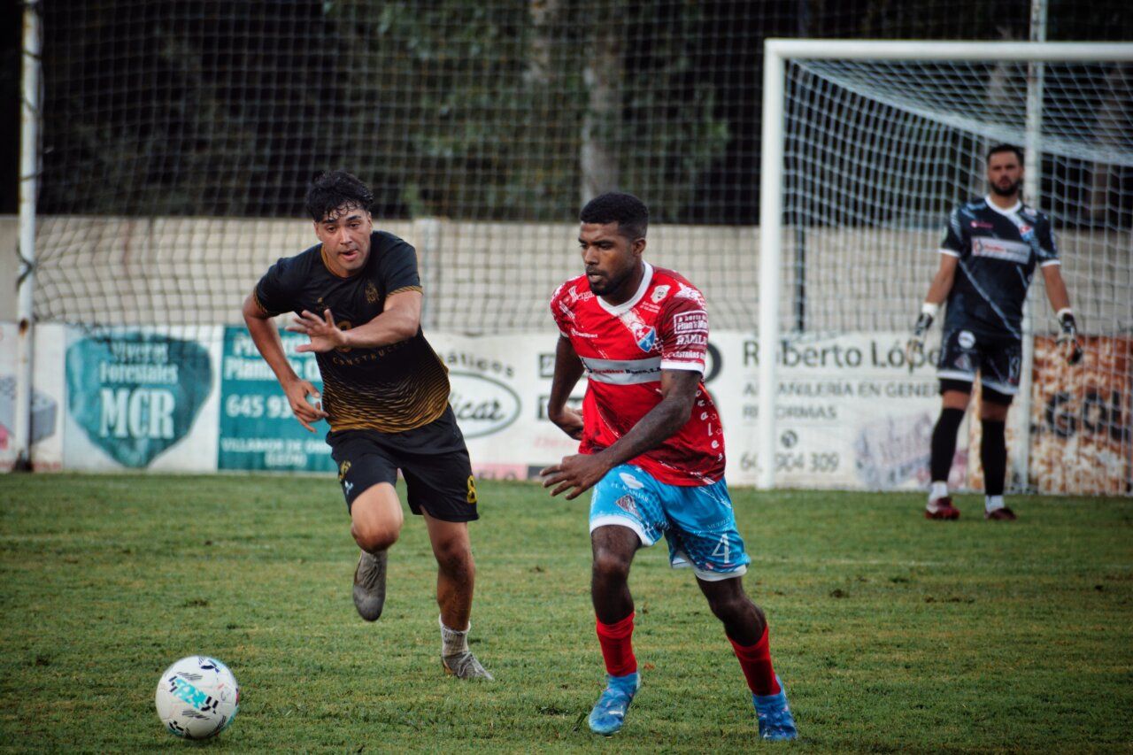 Jugadores compitiendo en el Torneo Solidario de Villadepalos