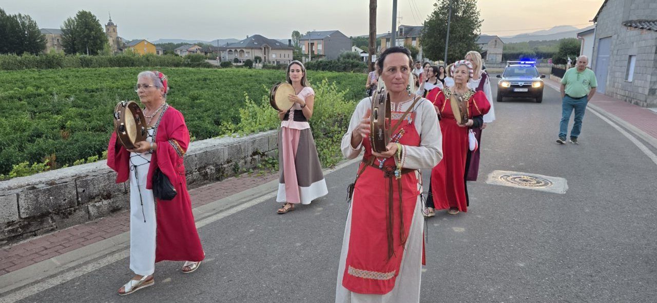 Participantes en el recorrido teatralizado del Camino del Abad en Carracedo del Monasterio
