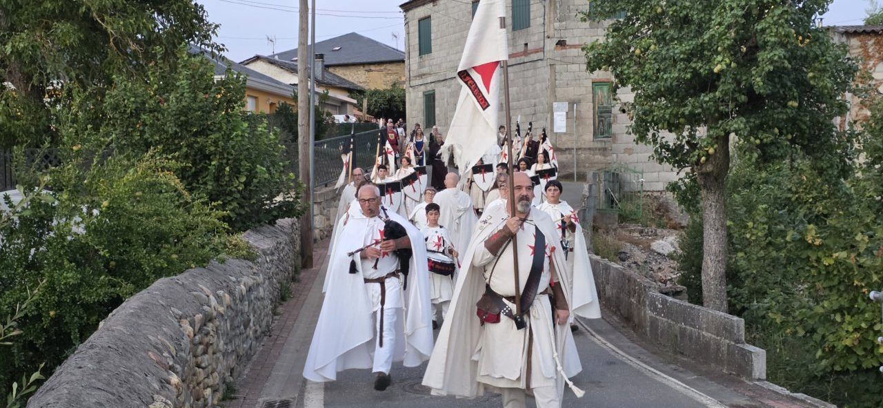 Grupo de personas en vestimenta medieval durante el recorrido teatralizado en Carracedo del Monasterio