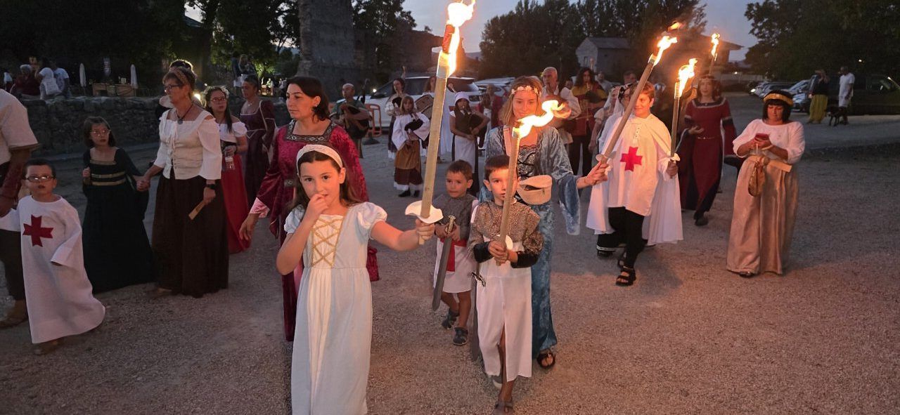 Grupo de personas con antorchas en un recorrido teatralizado medieval