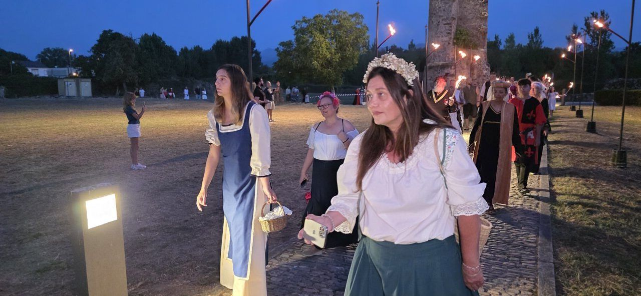 Participantes en el recorrido teatralizado del Camino del Abad con antorchas