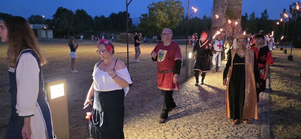 Participantes en el recorrido teatralizado del Camino del Abad con antorchas
