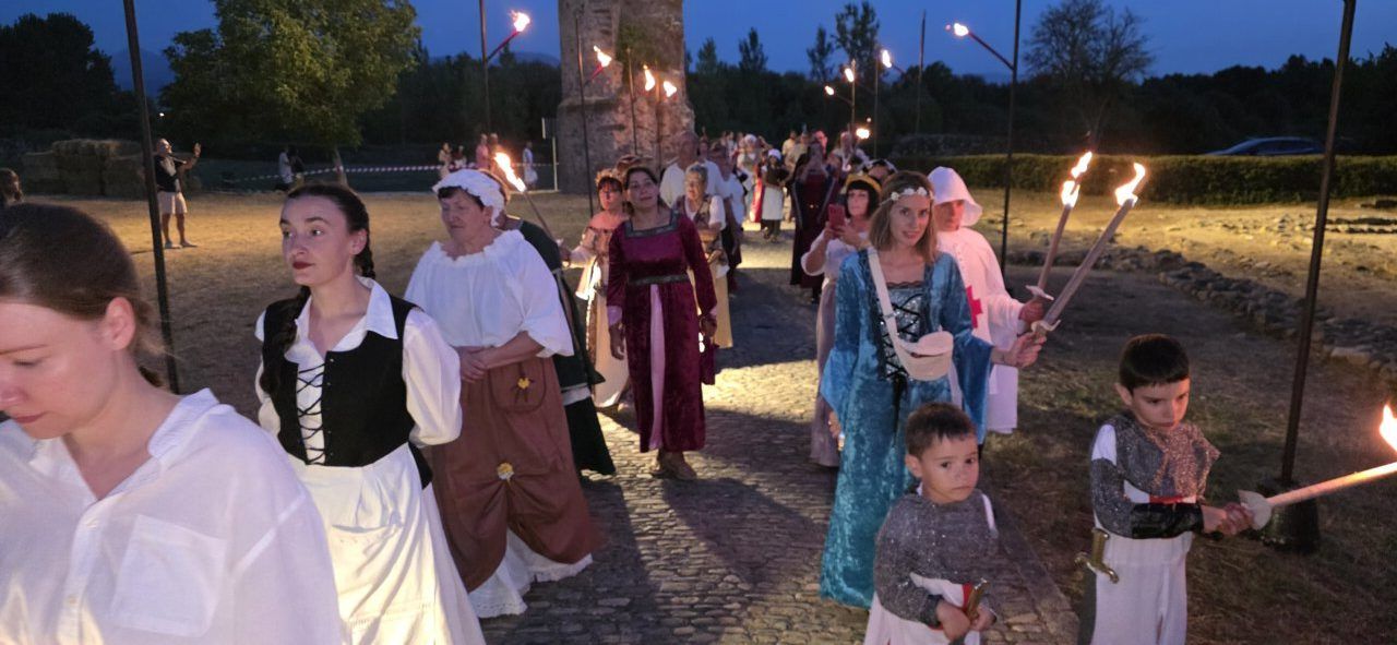 Participantes en el recorrido teatralizado del Camino del Abad con antorchas