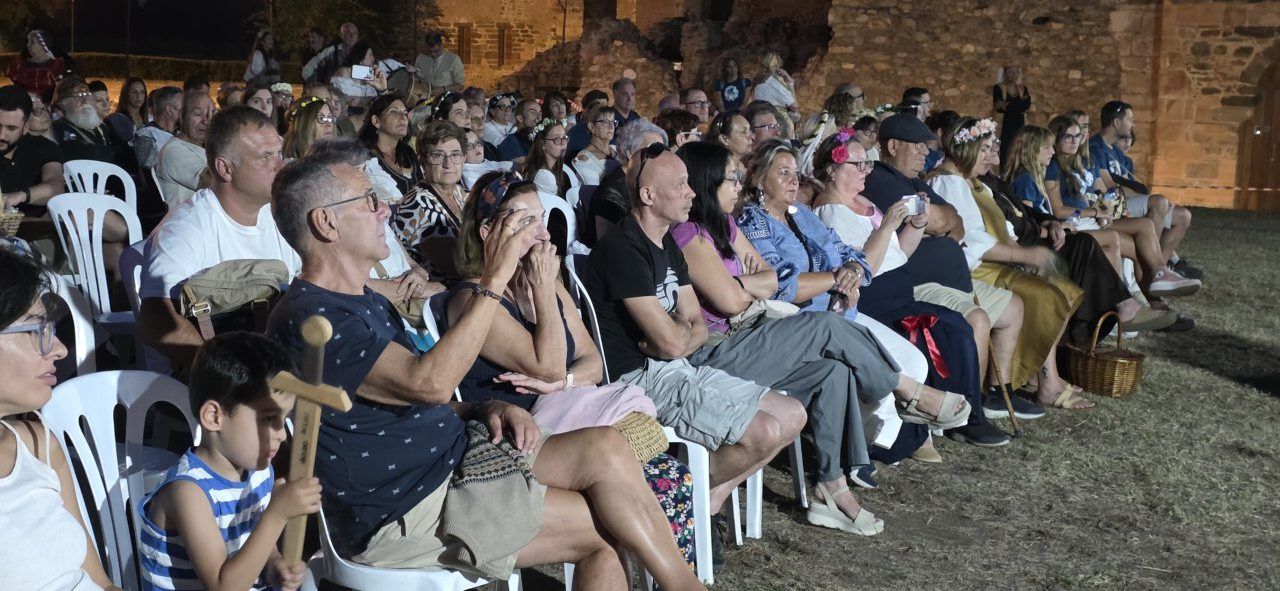 Multitud de personas disfrutando del recorrido teatralizado en Carracedo del Monasterio