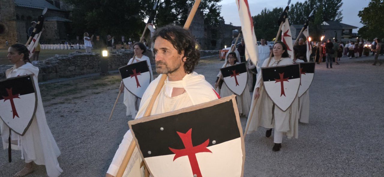 Participantes en el recorrido teatralizado del Camino del Abad con antorchas