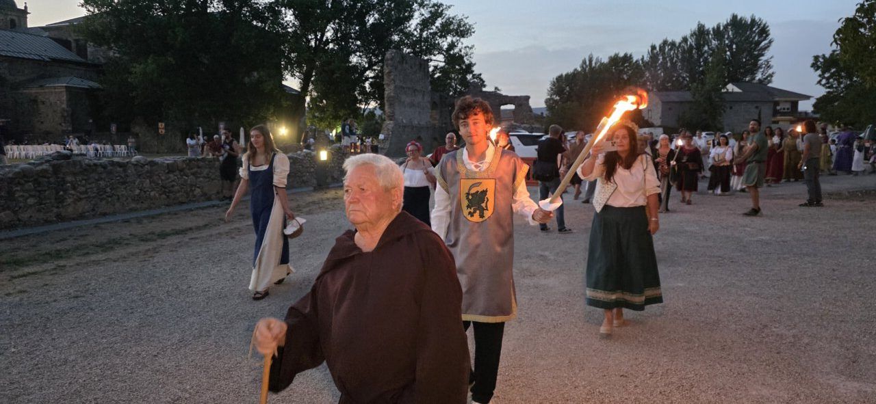 Participantes en el recorrido teatralizado del Camino del Abad con antorchas
