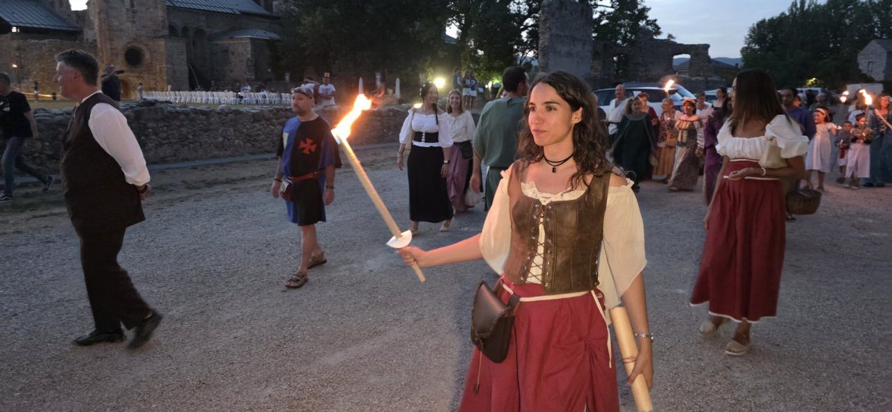Participantes del recorrido teatralizado en El Camino del Abad con antorchas