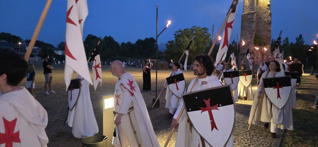 Grupo de personas con antorchas en un recorrido teatralizado medieval