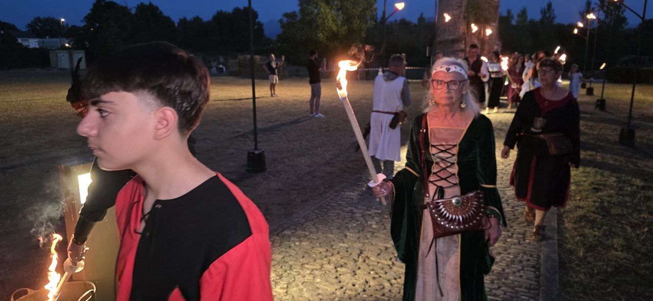 Participantes con antorchas en el recorrido teatralizado del Camino del Abad