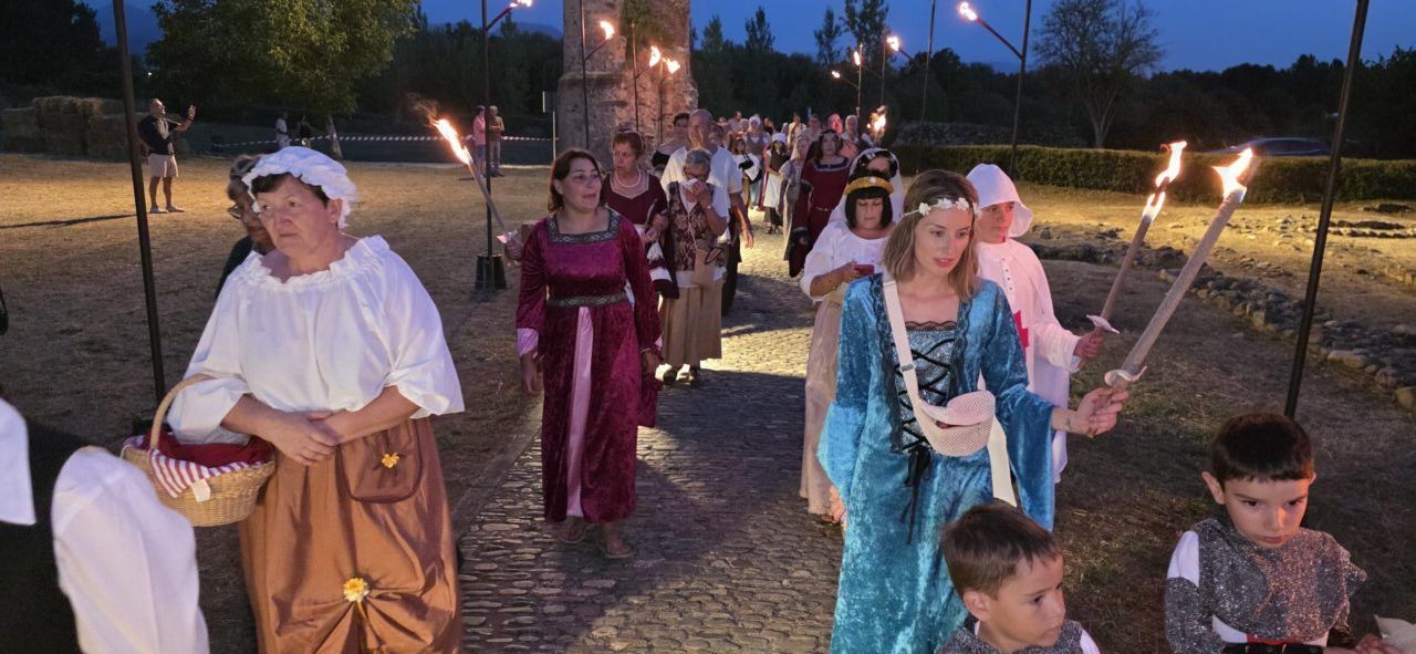 Participantes en el recorrido teatralizado del Camino del Abad con antorchas