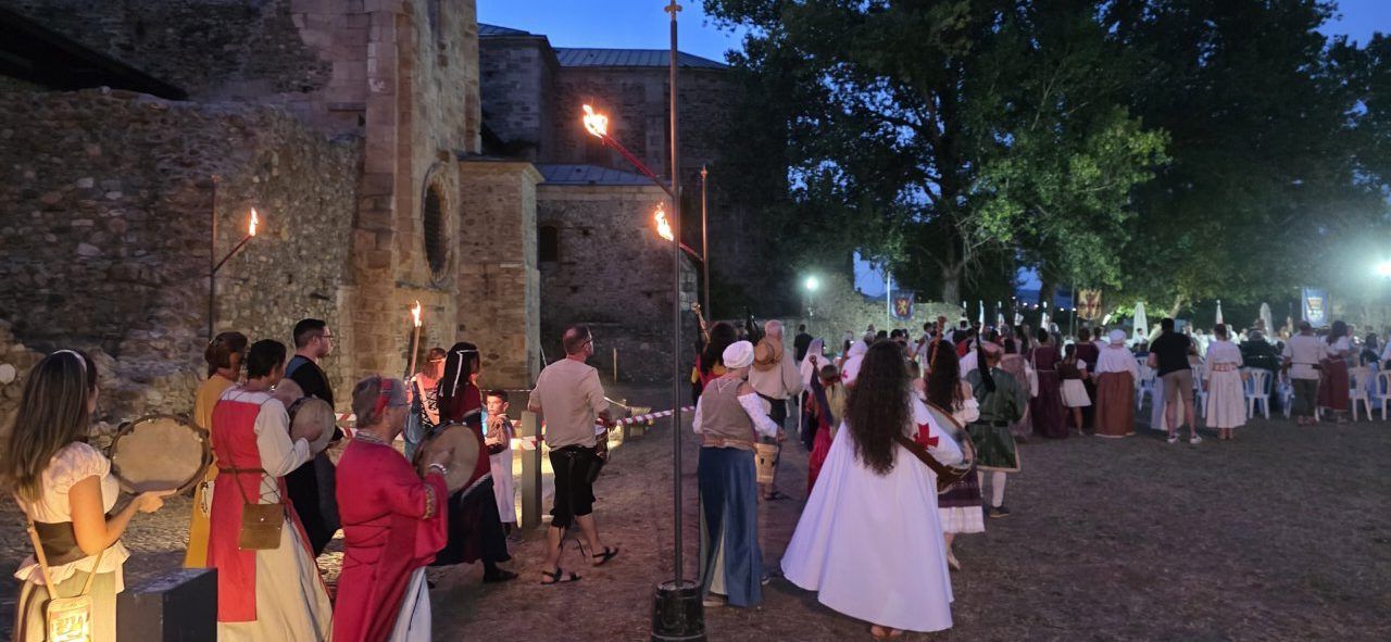 Participantes en el recorrido teatralizado del Camino del Abad con antorchas