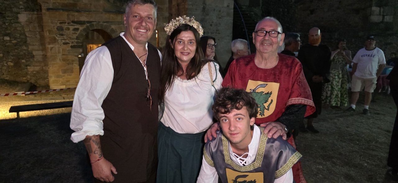 Grupo de personas vestidas con trajes medievales en un evento