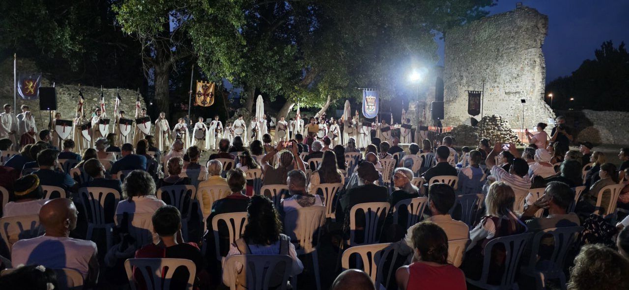 Multitud de personas disfrutando del recorrido teatralizado en Carracedo del Monasterio